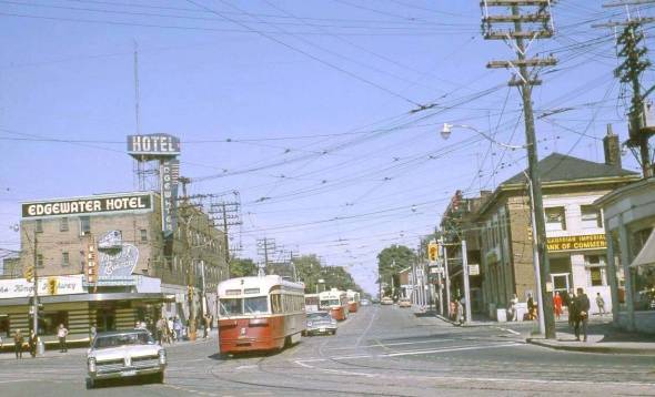 photo-toronto-roncesvalles-looking-n-from-king-edgewater-hotel-gray-coach-car-turning-onto-king-1965